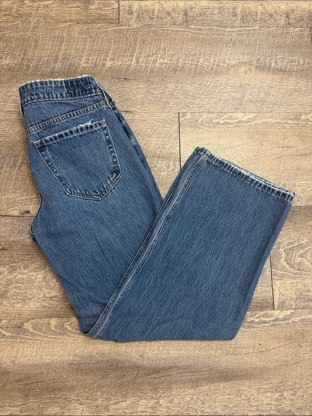 Hollister Women’s Low-Rise Medium Wash Baggy Jeans